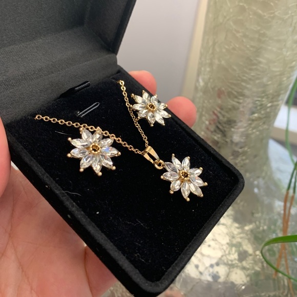 Beautiful 18k gold filled flower crystals set NIB - Picture 3 of 5